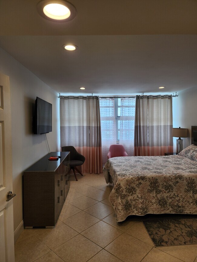 Bedroom - 3140 S Ocean Dr