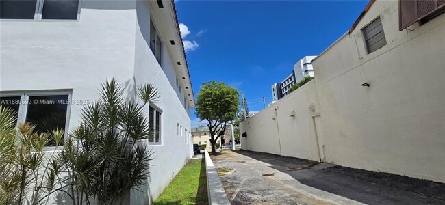 Building Photo - 3915 Ponce de Leon Blvd