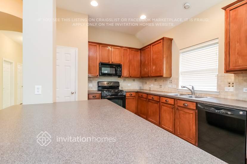 Building Photo - 15453 Yarberry Dr