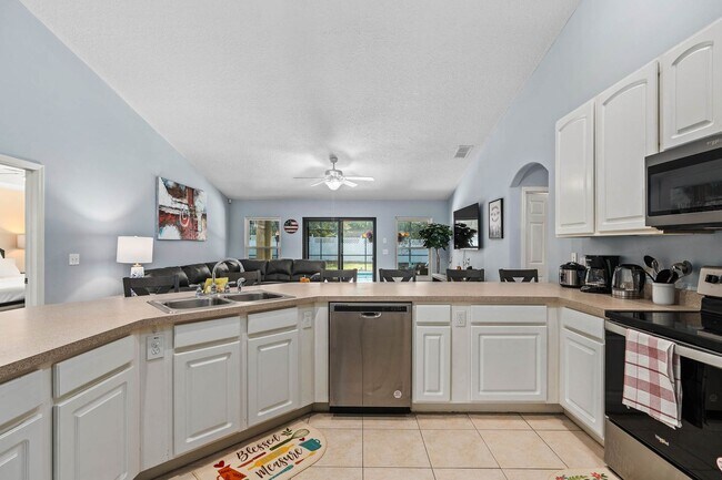 Building Photo - Large Beautiful Legacy Park Villa: 5BR, Pool & Near Disney