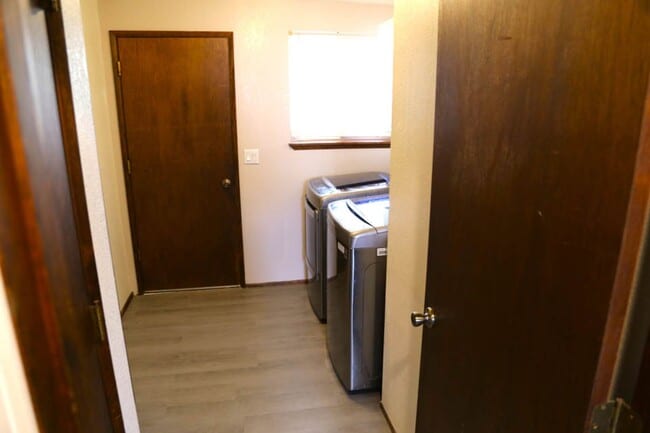 Building Photo - Cute 2 bed 1 bath Home 2 Car Garage Office