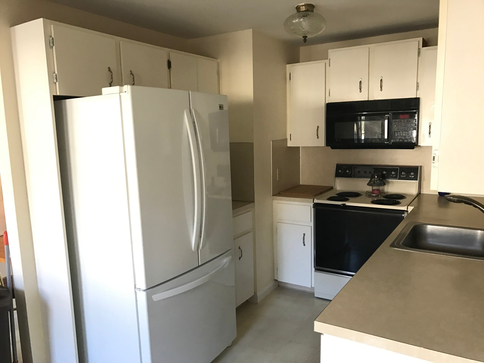 Fridge, stove, and dishwasher have been updated since this photo-- new photos coming soon! - 522 Twin Lakes Dr