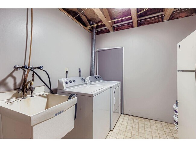 Building Photo - 5525 Lindsay St