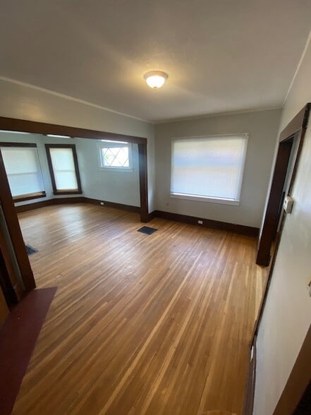 Family & Living Room - 426 E Maumee St