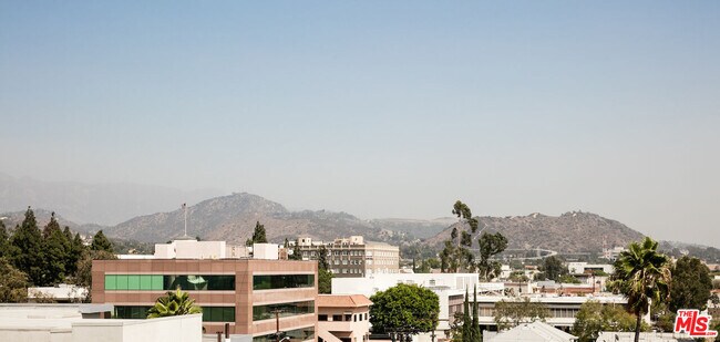 Building Photo - 118 S Kenwood St