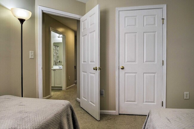 Building Photo - 5077 Cameo Terrace