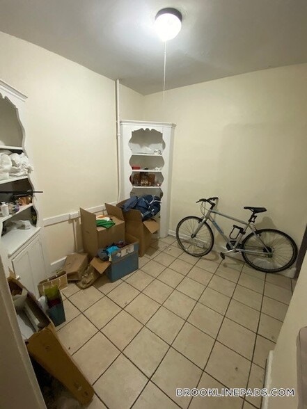 Building Photo - 322 St Paul St