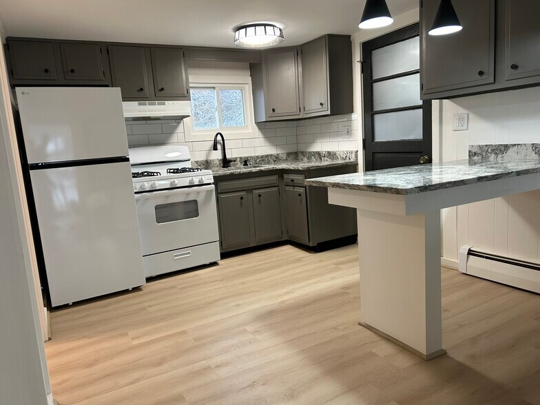 Building Photo - 85 Cosey Beach Ave