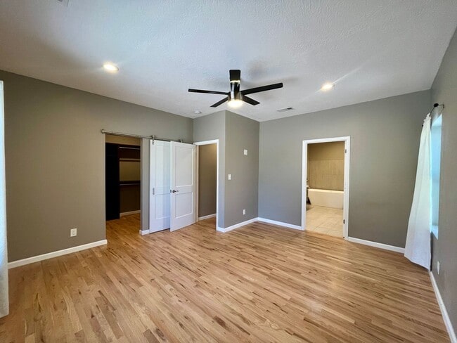Building Photo - Large 3 Bedroom 2.5 Bathroom Home In The NE!