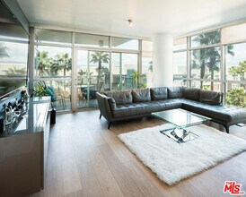 Building Photo - 13650 Marina Pointe Dr