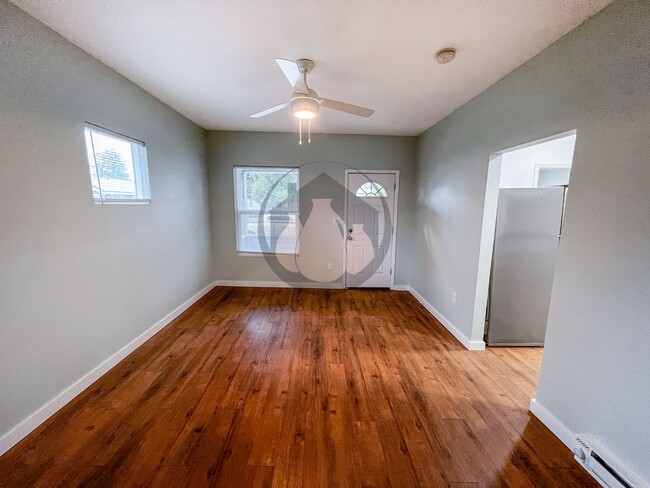 Building Photo - Adorable Craftsman Home in SE Salem