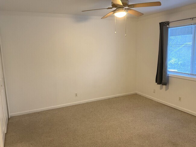 Building Photo - 1850 Tall Oaks Dr