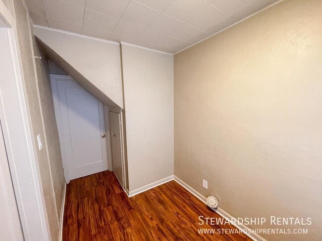 Building Photo - 1376 W 6th Ave