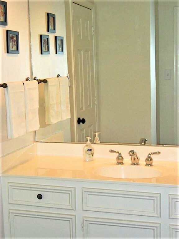 Building Photo - 435 N Rivershire Dr