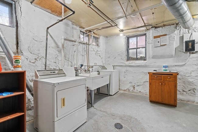 Building Photo - 2744 Fremont Ave S