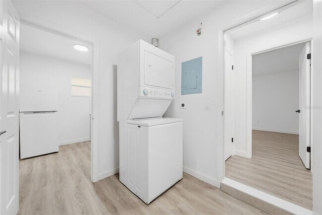 Building Photo - 515 Floral Dr