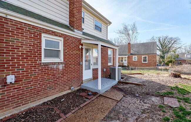 Building Photo - 8601 Belhaven Dr