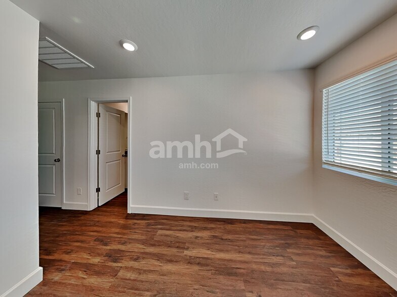 Building Photo - 17129 W Golden Ln