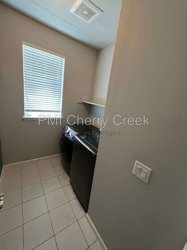 Building Photo - 9010 E Caley Way