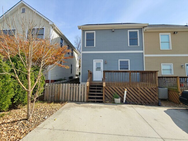 Building Photo - 3 Bedroom, 2.5 Bath Townhome Close to UTC!