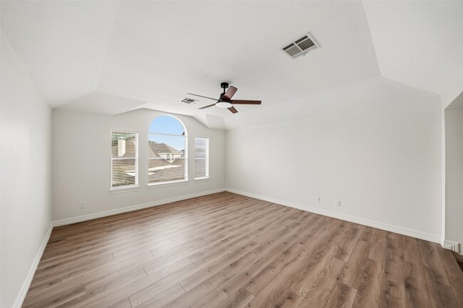 Building Photo - 5622 Lake Pl Dr