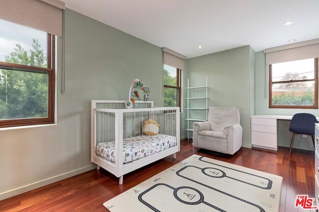 Building Photo - 1509 S Crest Dr