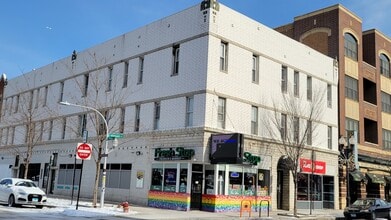Building Photo - 930 W Belmont Ave