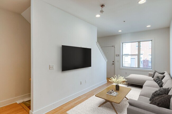 Building Photo - Queen Village Townhome