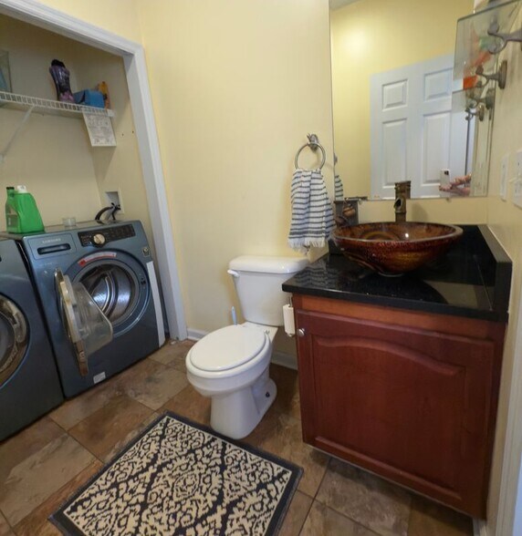 Building Photo - 864 Ridgemont Dr