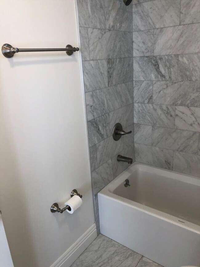 Building Photo - 1 bedroom in Oakland CA 94610
