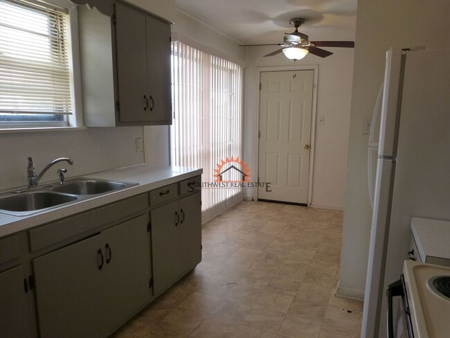 Building Photo - Cute 3 bedroom home with a 1 car garage.