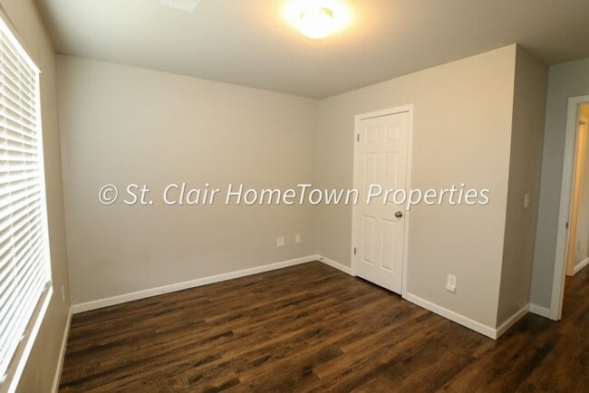 Building Photo - Spacious 4 Bedroom Home in Fox Hollow