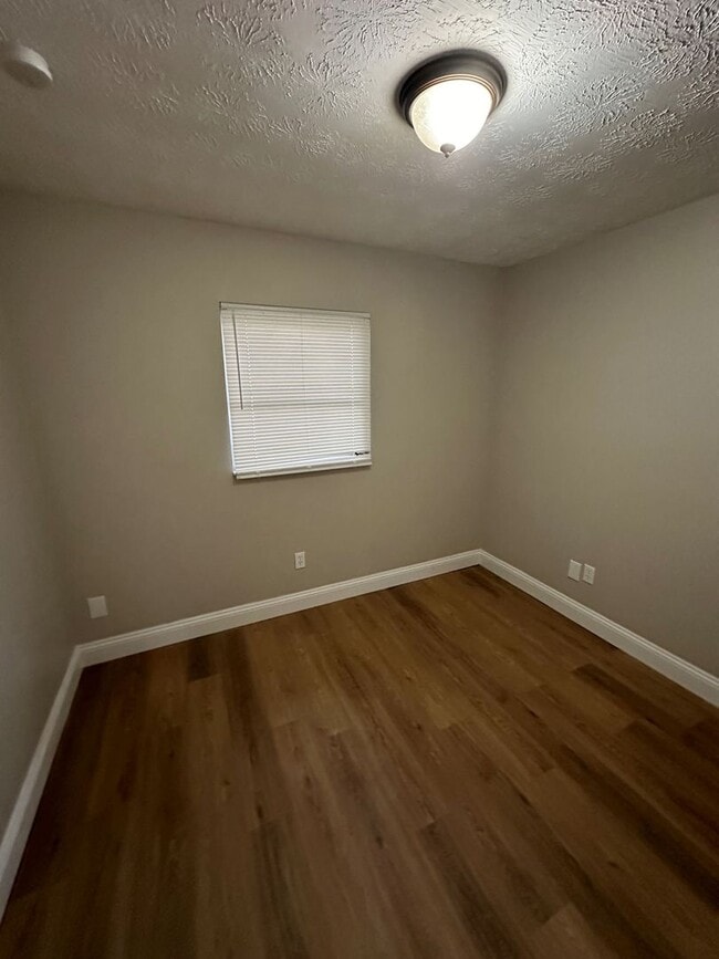 Building Photo - **4/2 BR Single Family home : Available Now