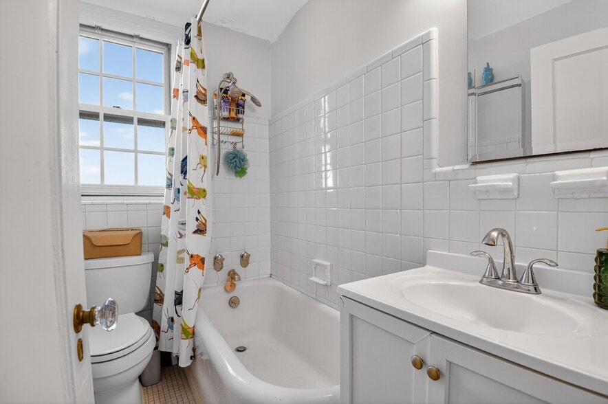 Bathroom - 2032 Belmont Rd NW