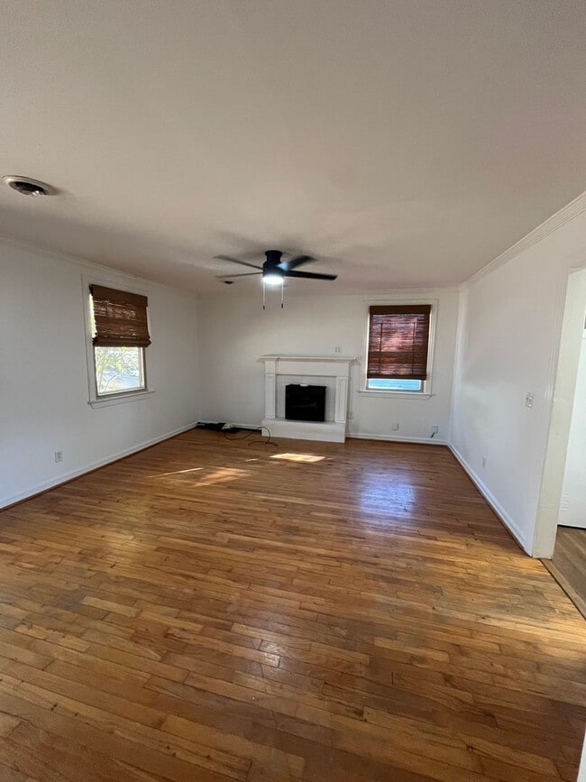 Building Photo - Charming 2 bedroom/ 1 Bath home minutes to Downtown Franklin, dog friendly, fenced yard