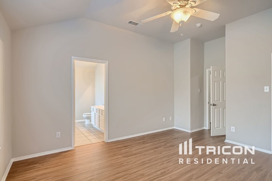 Building Photo - 9007 Water Oak Dr