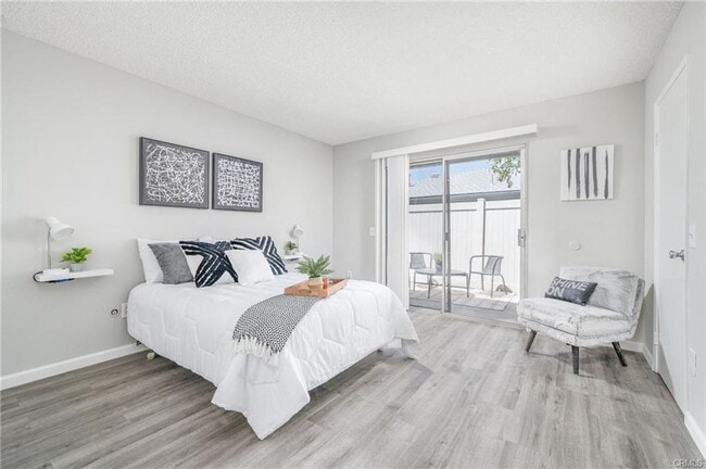 Building Photo - Clean & updated 2 bed/2 bath condo available for lease. Student-friendly & walking distance to UCR