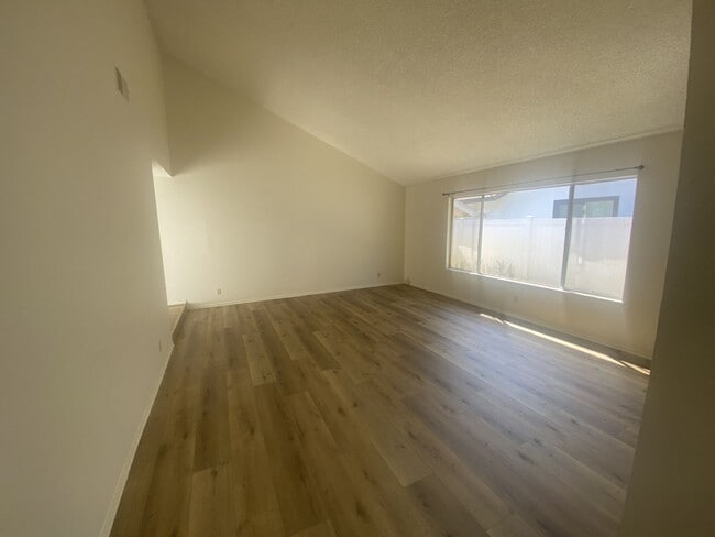 Building Photo - Mission Oaks Home