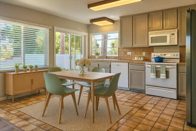 Building Photo - Amazing 4-bedroom home with a view, Availa...