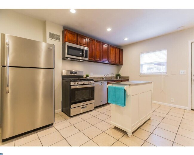 Building Photo - Point Breeze Townhome