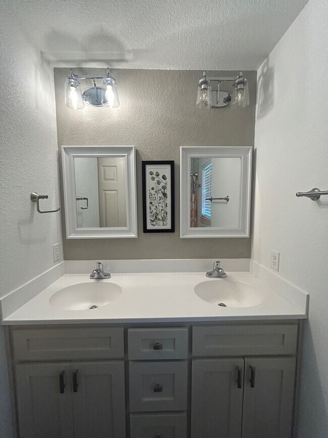 Building Photo - Beautiful Updated Home