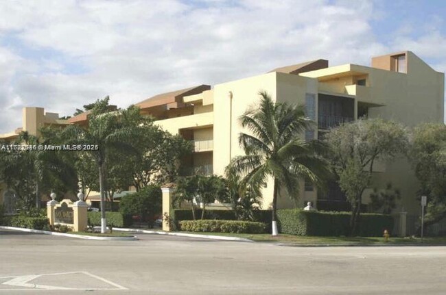 Building Photo - 8860 Fontainebleau Blvd