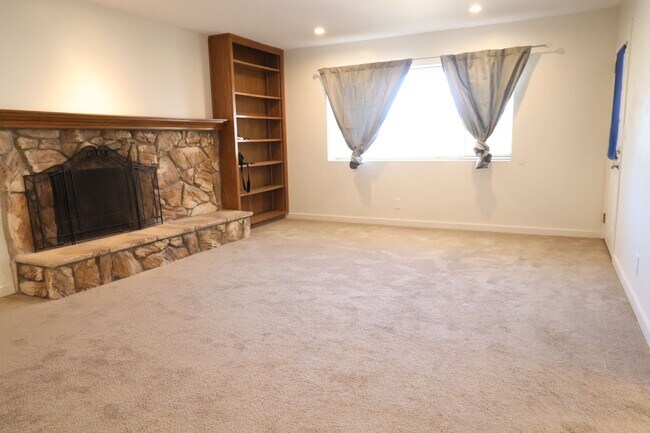 Building Photo - 112 Rawhide Ln