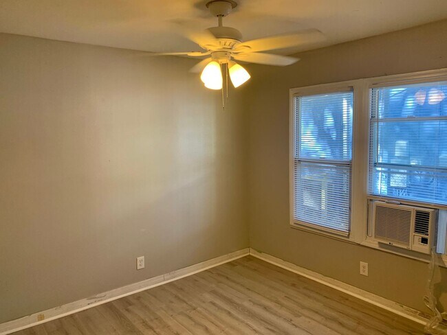 Building Photo - 2 BED 1  BATH DUPLEX MINUTES FROM DOWNTOWN ST PETERSBURG!