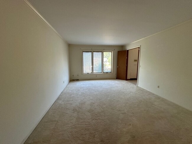 Building Photo - Large Home in Forest Hills School District