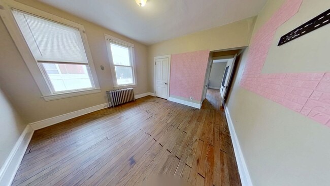 Building Photo - Spacious 2-Bedroom First Floor Apartment
