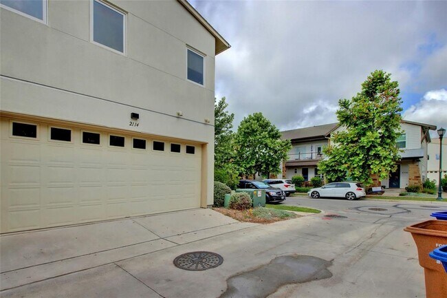 Building Photo - 2114 Philomena St