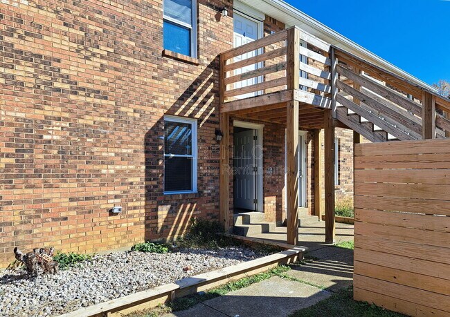 Building Photo - 419 Wood Creek Dr