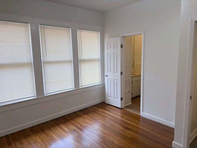 Building Photo - 605 Merrick St