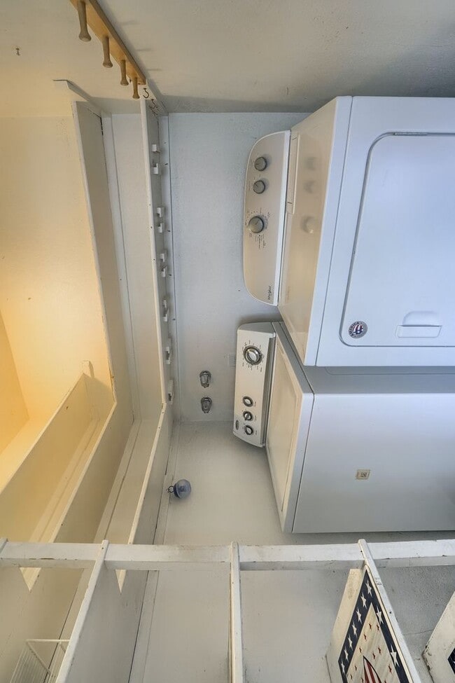 Building Photo - Comfortable Single-Family Townhouse in Quiet Community